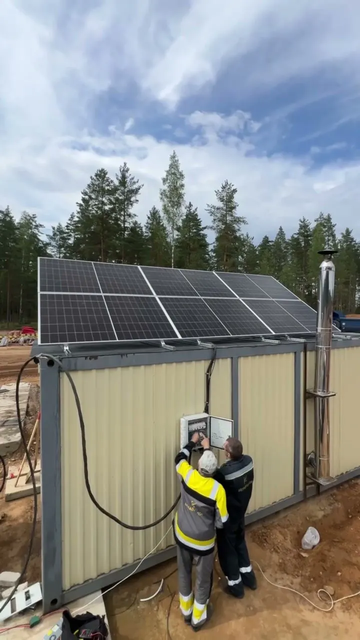 Монтажник SmartEnergy у бытовки КПП