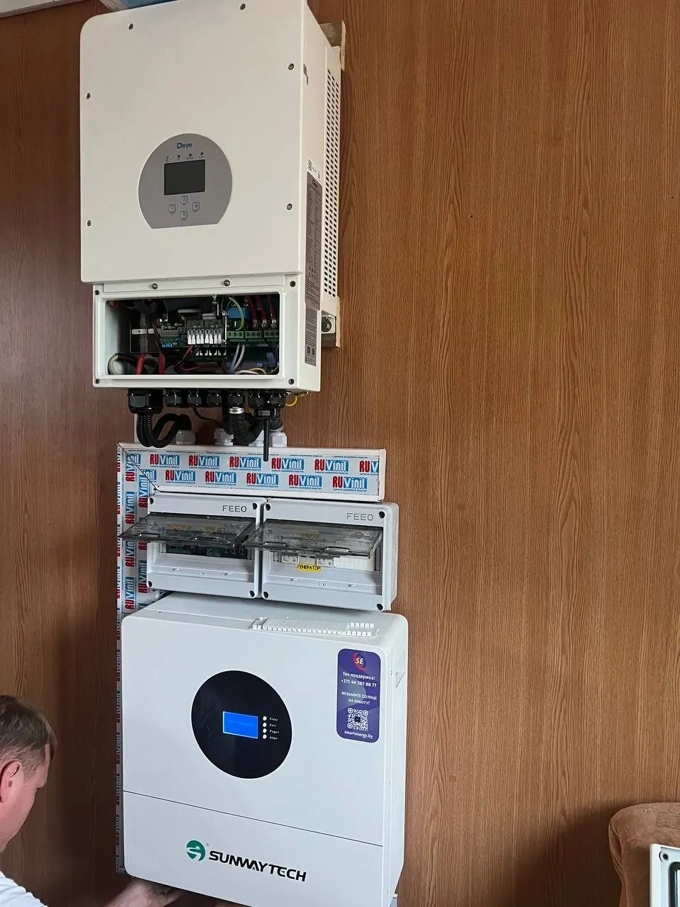 Гибридный инвертор DEYE SUN-8K крупным планом