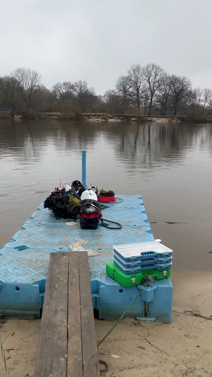 Аккумуляторы везём на понтоне через реку