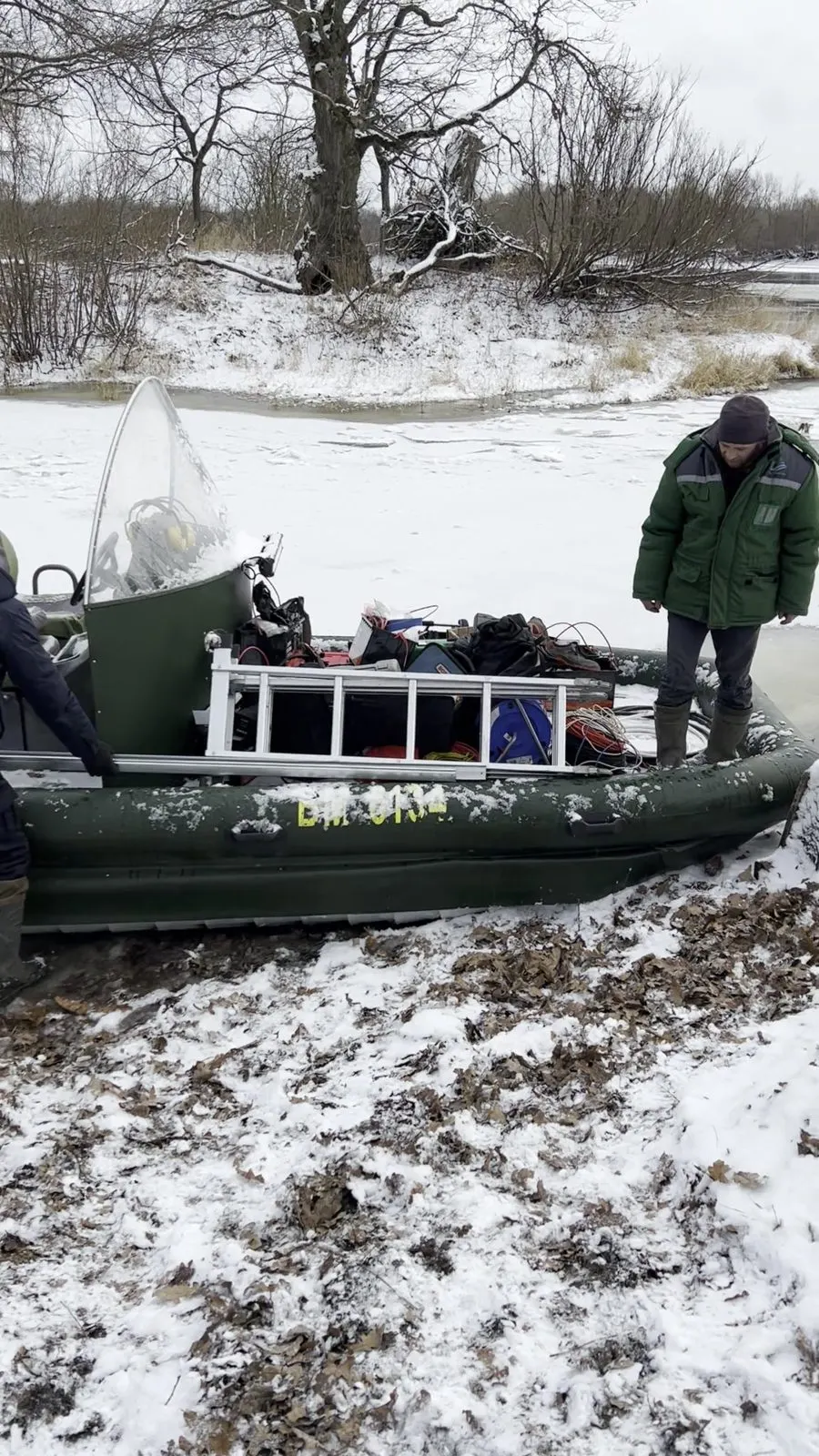Заброска оборудования аэролодкой по зимней реке