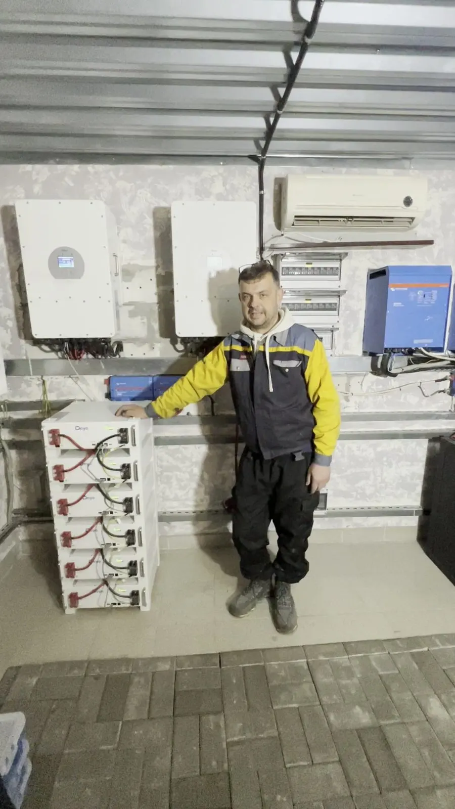 Инженер SmartEnergy у смонтированной системы