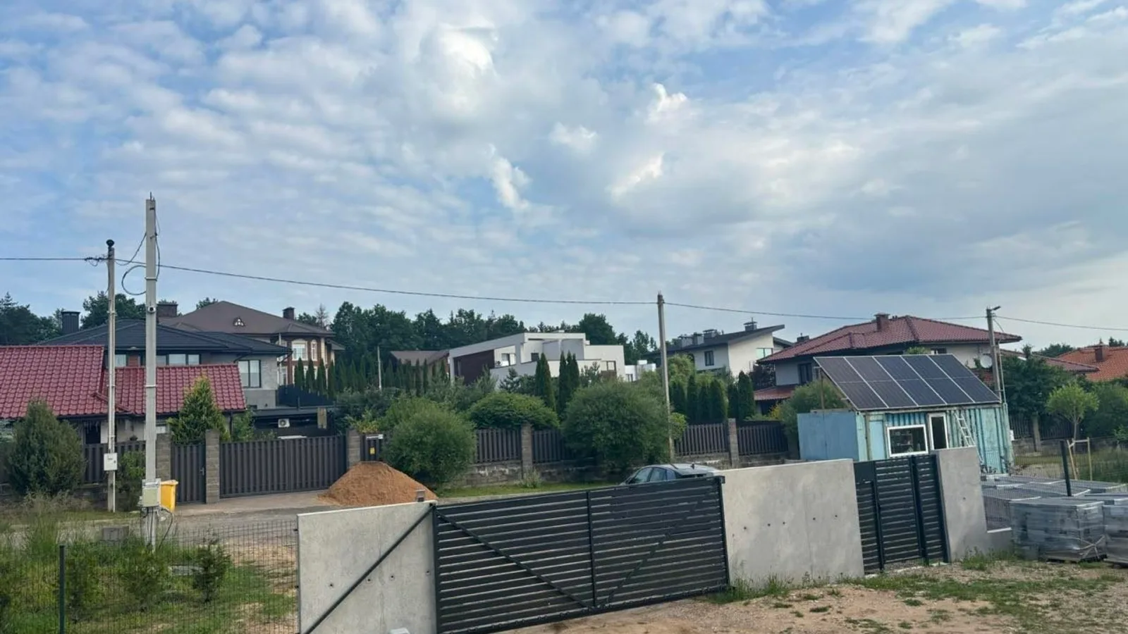 Своей крыши нет: как поставить солнечную станцию магазину в жилом доме