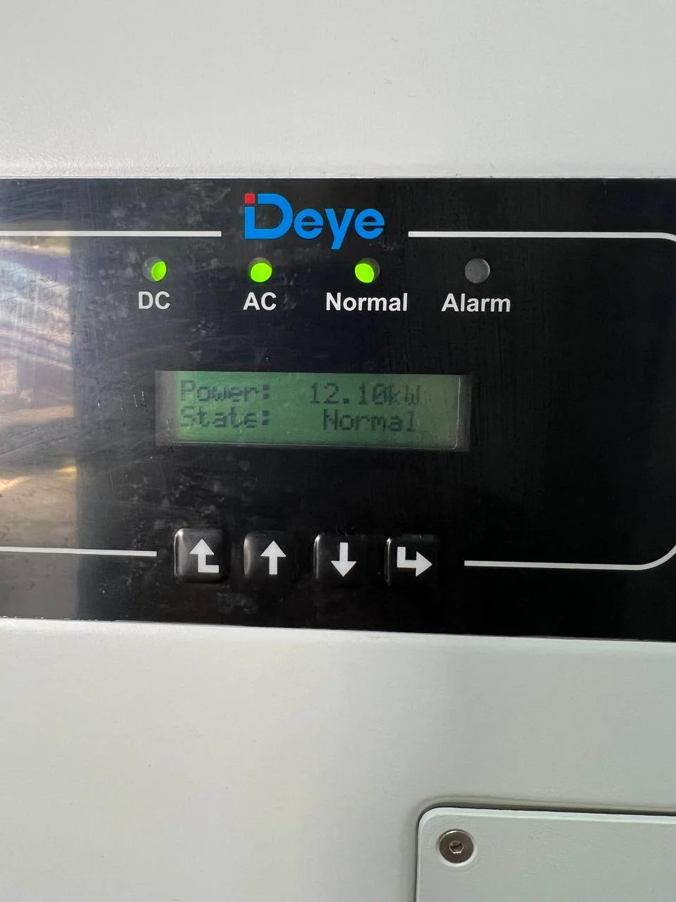 Панель управления гибридного инвертора Deye на объекте: индикаторы DC, AC, Normal, Alarm