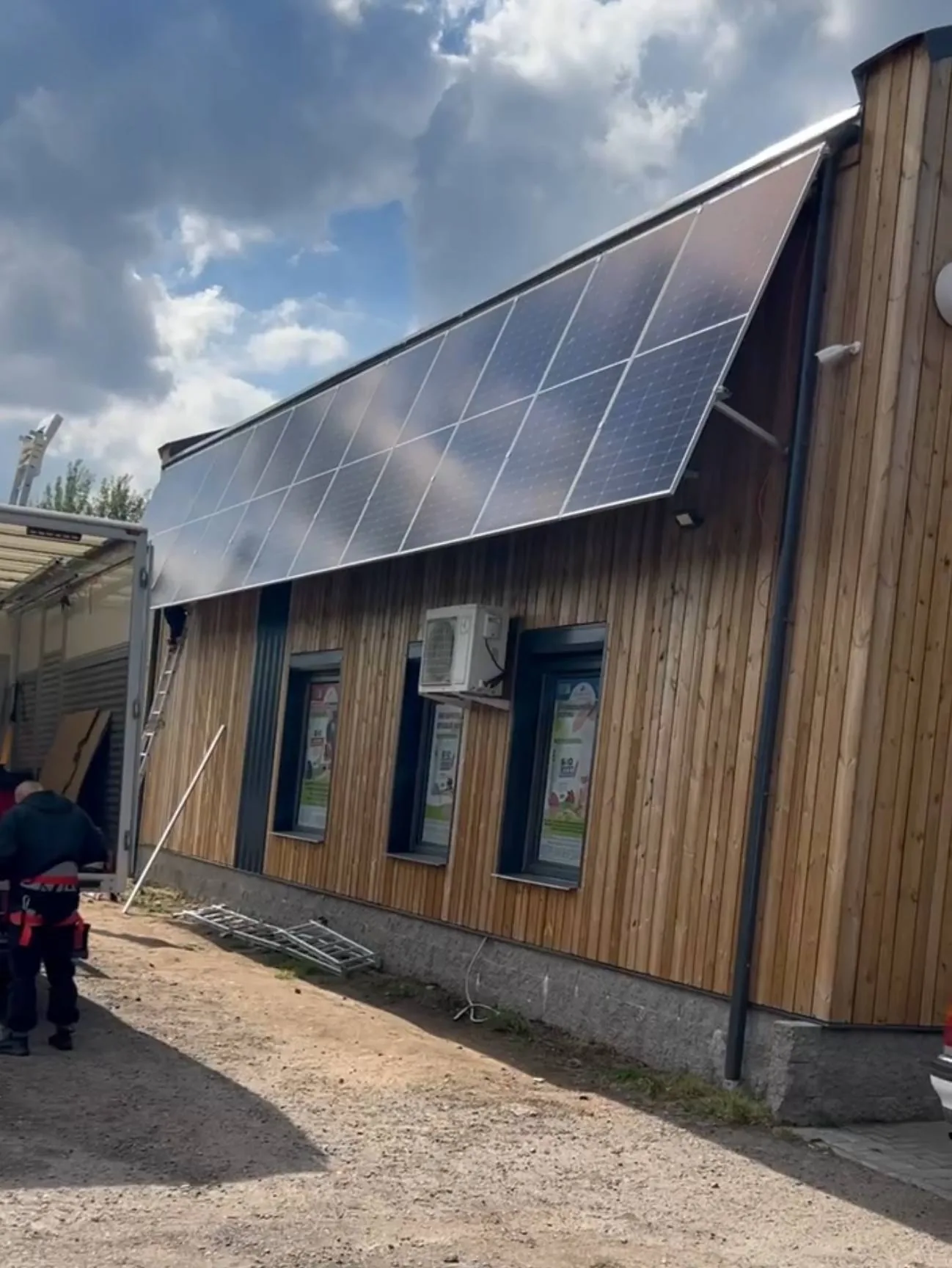 Двусторонние панели на южной стене магазина