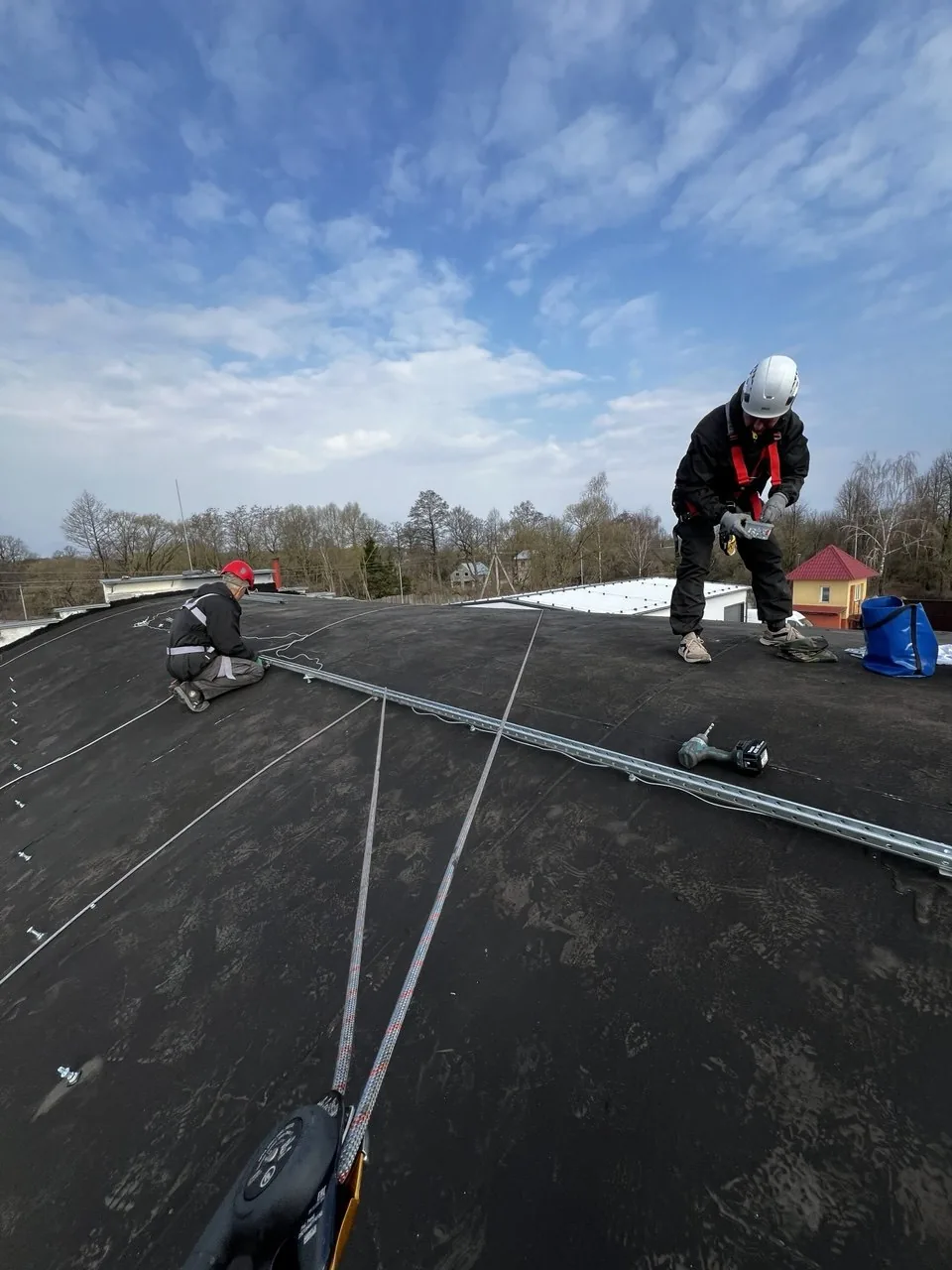 Монтаж панелей на арочной кровле ангара промышленными альпинистами
